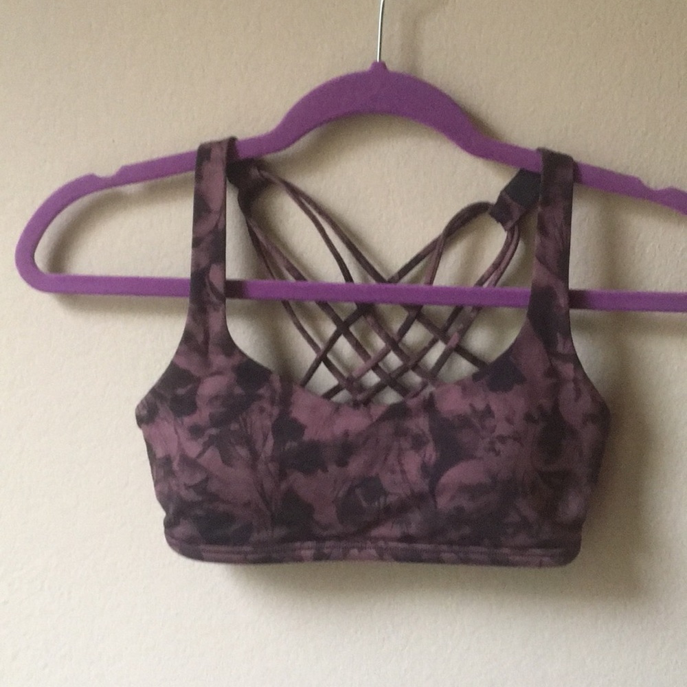 Lululemon sports bra great condition! Fun pattern!